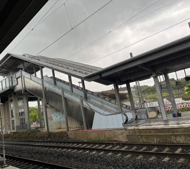 Bahnhofsumbau mit Fahrtreppen, Treppenanlage und neuen Bahnsteigdächern