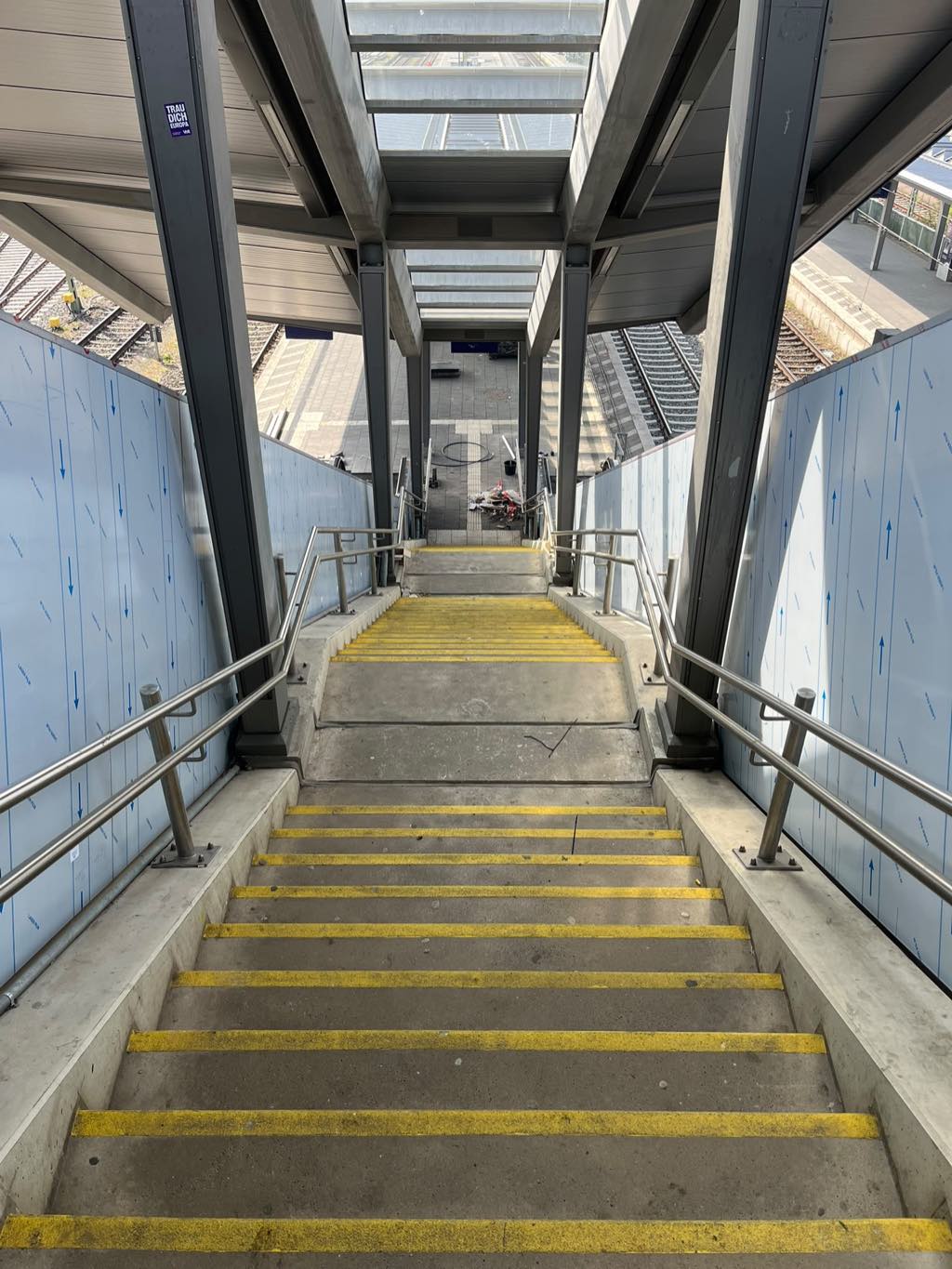 Treppenanlage auf einem Bahnsteig während der Umbauphase