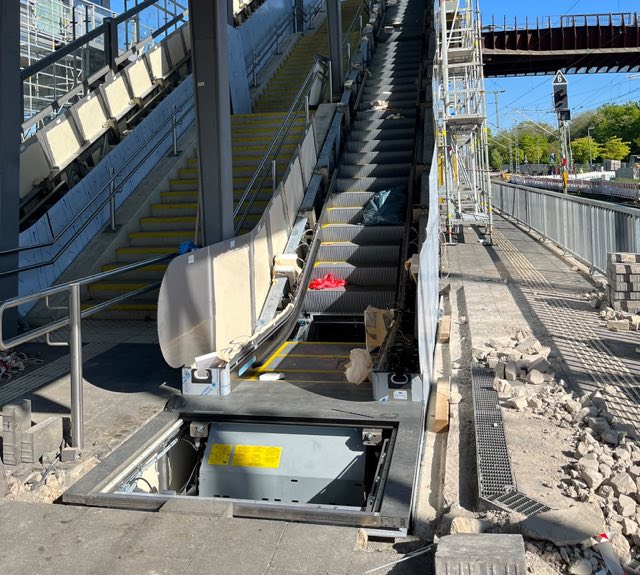 Fahrtreppe wird auf dem Bahnsteig in die Baugrube eingesetzt