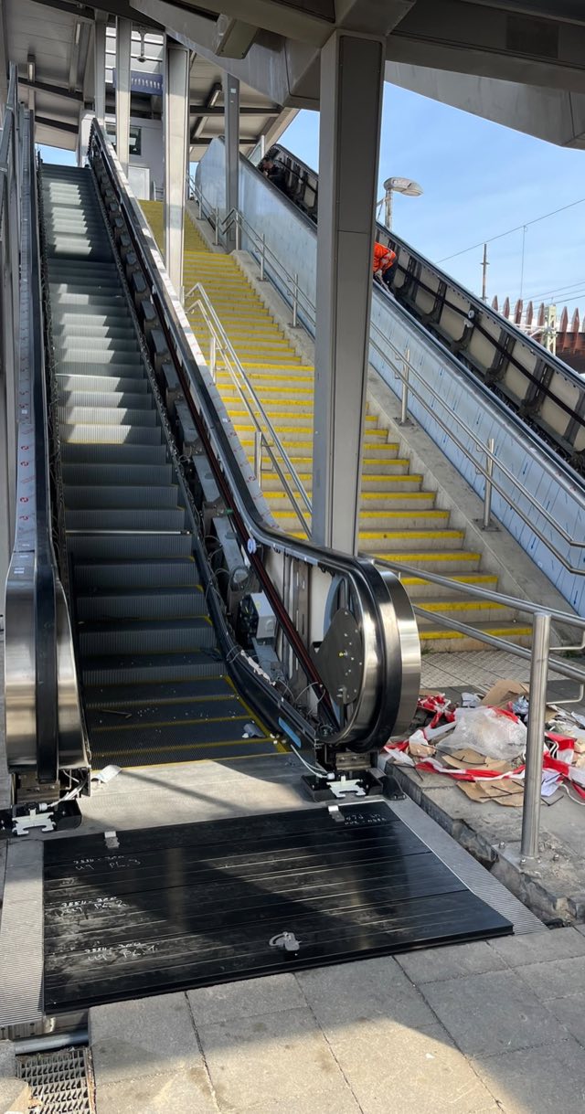 Neu eingesetzte Fahrtreppe mit sichtbarer Antriebseinheit am Bahnsteig