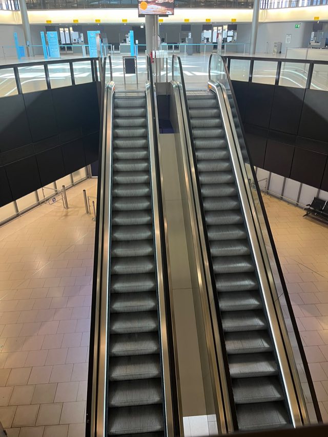 Fertiggestellte Fahrtreppenanlage in einer Flughafen-Abflughalle