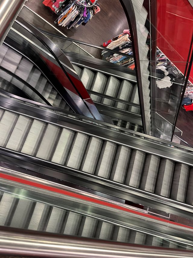 Fahrtreppenanlage über mehrere Etagen in einem Kaufhaus