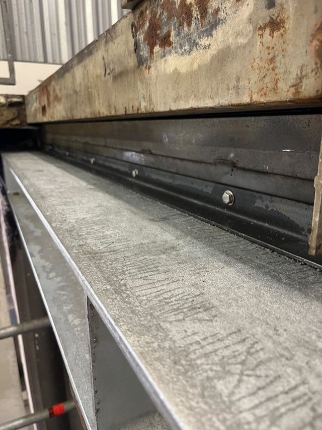 Detailaufnahme eines Stahlauflagers unter einer Betontreppe im Bestand